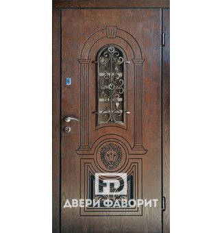 металлическая дверь в коттеджс ковкой и арочной формы стеклом