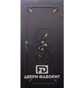 дверь в коттедж с цинкогрунтом и декоративной ковкой в виде вьюна