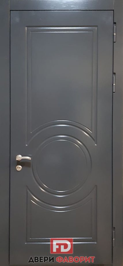 металлическая дверь в квартиру, отделана серым МДФ