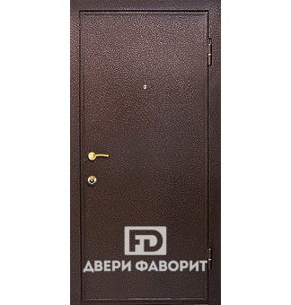 металлическая дверь в загородный дом отделана с двух сторон цинкогрунтом