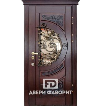 металлическая входная дверь с фигурной кованой решеткой и стеклопакетом, отделка массивом