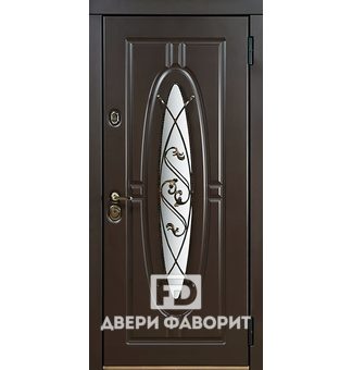 стальная дверь в загородный дом с овальной стеклянной вставкой и ковкой